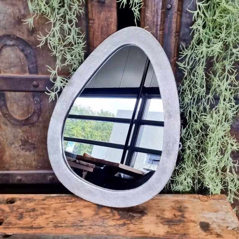 Benoa Oval Spiegel in Antiek Nikkel en Zilver met Metalen Frame