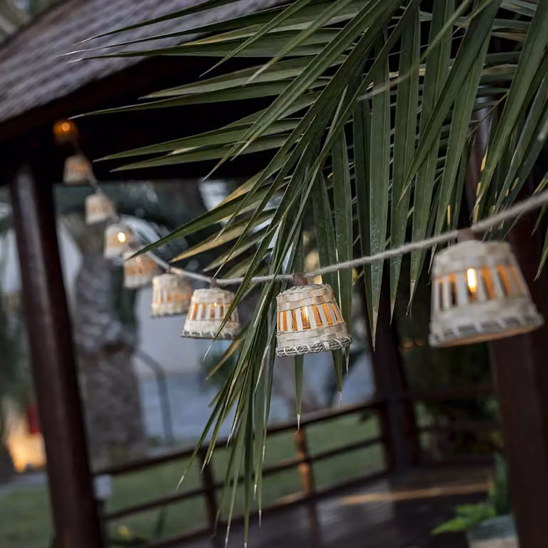 Newgarden Aurora LED solarlichtketting met warm wit licht en houtlook