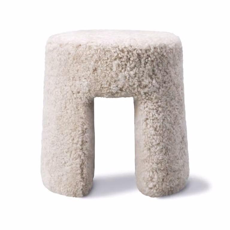 Fredericia Furniture Sequoia poef met schapenvacht in moonlight