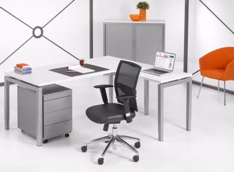 Hoogte verstelbaar hoekbureau Kubus met wit blad en aluminium frame (RAL9006), linker wingzijde, B: 160 cm, D: 160 cm
