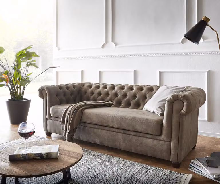 DELIFE Chesterfield 3-zitsbank in beige suède-look met losse rugkussens, B: 200 cm, D: 88 cm, H: 72 cm