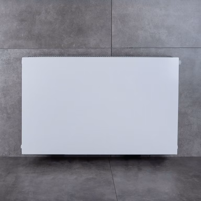 Belrad radiatoromsluiting magnetisch wit RAL 9016 met gladde roestvrijstalen voorplaat voor ribbenradiatoren H 300 x B 1600 cm