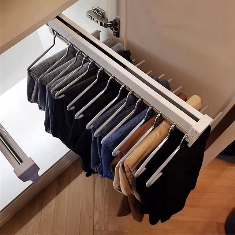 Zilverkleurige uittrekbare kledingstang met verstelbare roede voor kastorganisatie, 542 mm