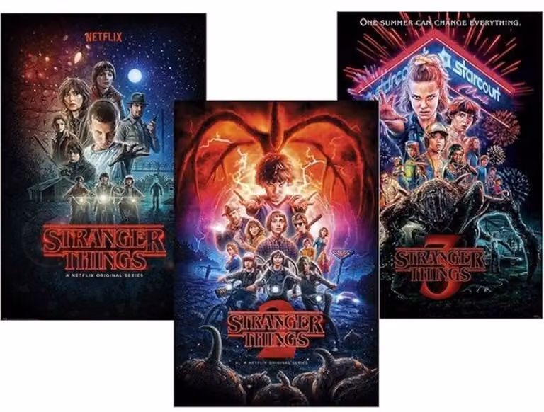 Set van 3 Stranger Things Seizoen Posters met 2 Zwarte Posterlijsten en Ophangsysteem, 61 x 91,5 cm