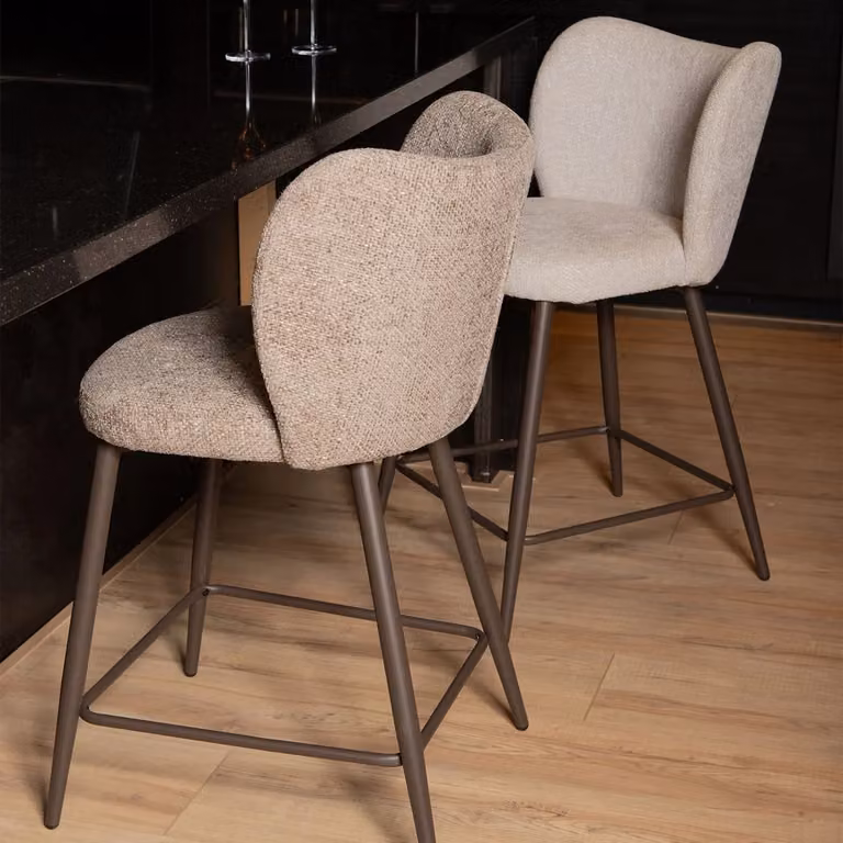 Barkruk Pebble taupe met metalen frame en stoffen zitting