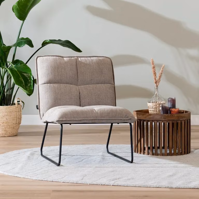 Scandinavische loungefauteuil Bronx71 met armleuningen in beige textiel en metalen frame