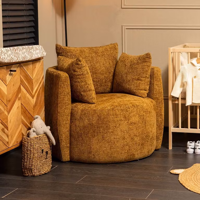 Bronx71 Ruby fauteuil voor babykamer met armleuningen in okergeel chenille stof