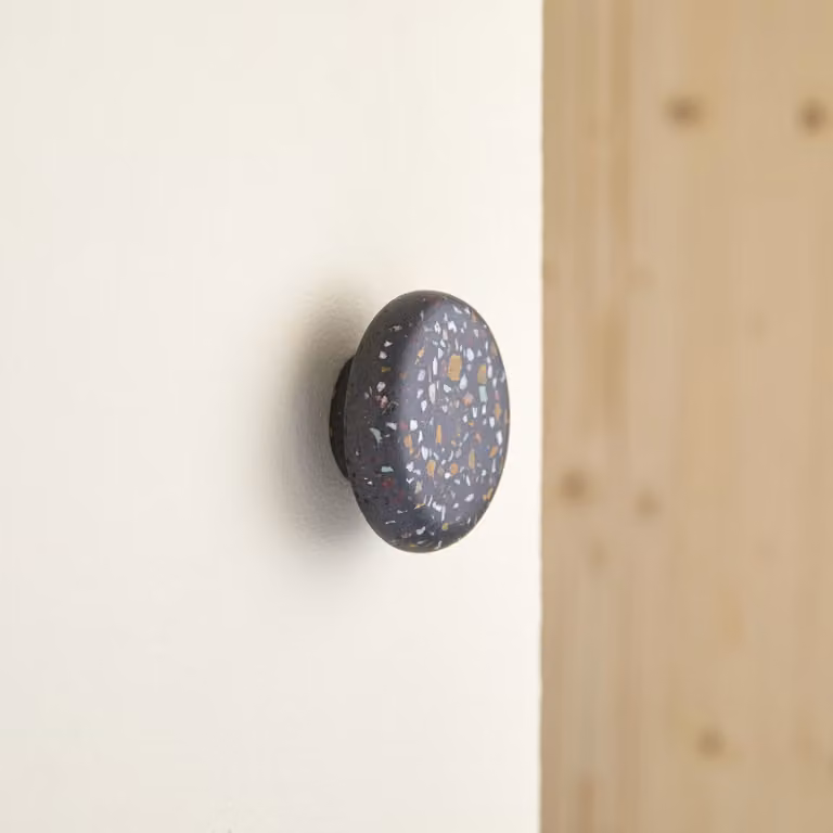 Tikamoon Wandhaak in Multicolour Terrazzo Steen