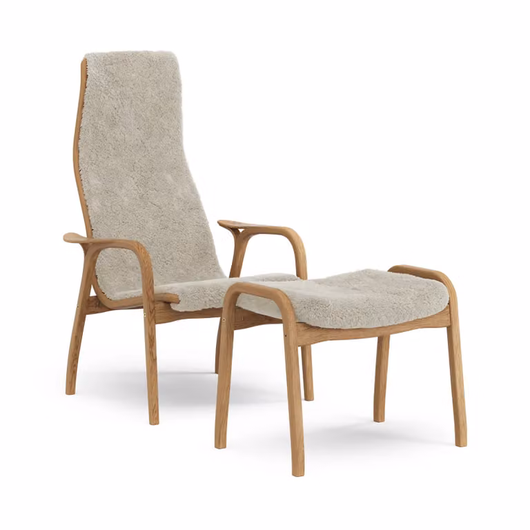 Swedese Lamino fauteuil met hocker, geolied eiken en schapenvacht Moonlight beige