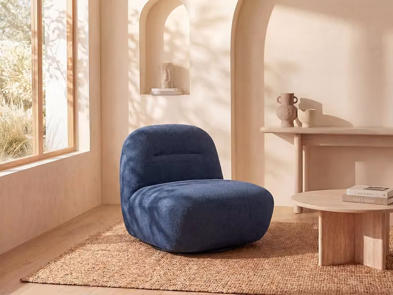 Draaifauteuil POZETI in blauwe getextureerde stof met armleuningen