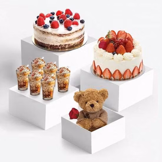 Witte acrylaat buffetverhogingen en taartstandaards voor catering en bruiloften