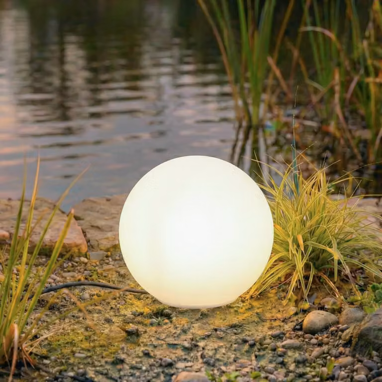 Lindby Valyra moderne grondverlichtingsbol met grondpen, wit, Ø 30 cm, IP54