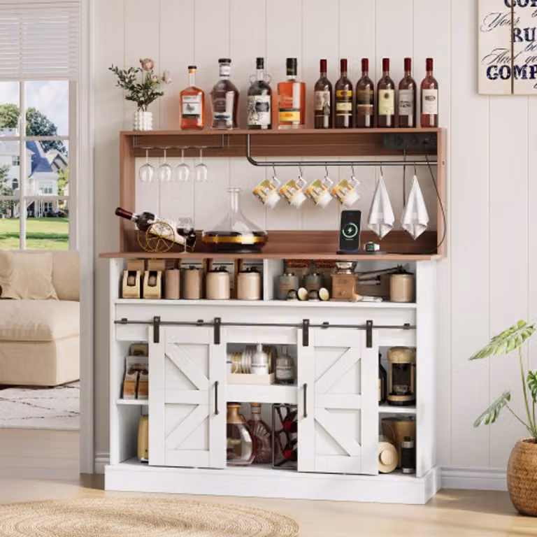 Wit landhuisstijl dressoir met glazenhouder en stopcontacten (2x AC, 2x USB) voor keuken of woonkamer, Breedte: 130 cm, Diepte: 40 cm, Hoogte: 76,7 cm
