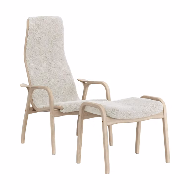 Swedese Lamino fauteuil met hocker in off white schapenvacht