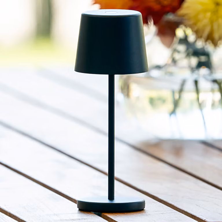 home24 USB-LED-tafellamp in zwart gelakt aluminium met warm wit licht, Hoogte: 22 cm