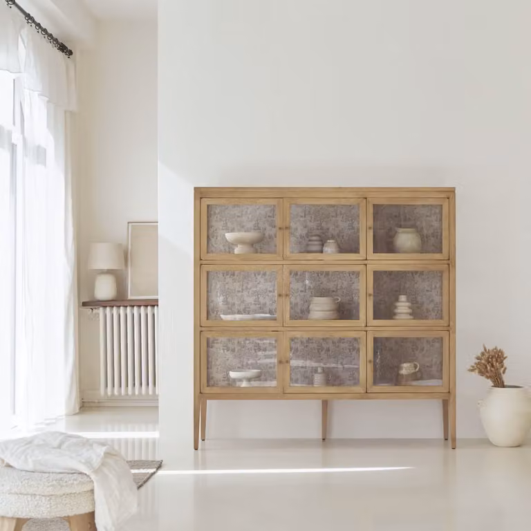 Tikamoon Tana Vitrinekast met glazen deuren in bruin eikenhout, B/D/H: 160 x 40 x 65,2 cm