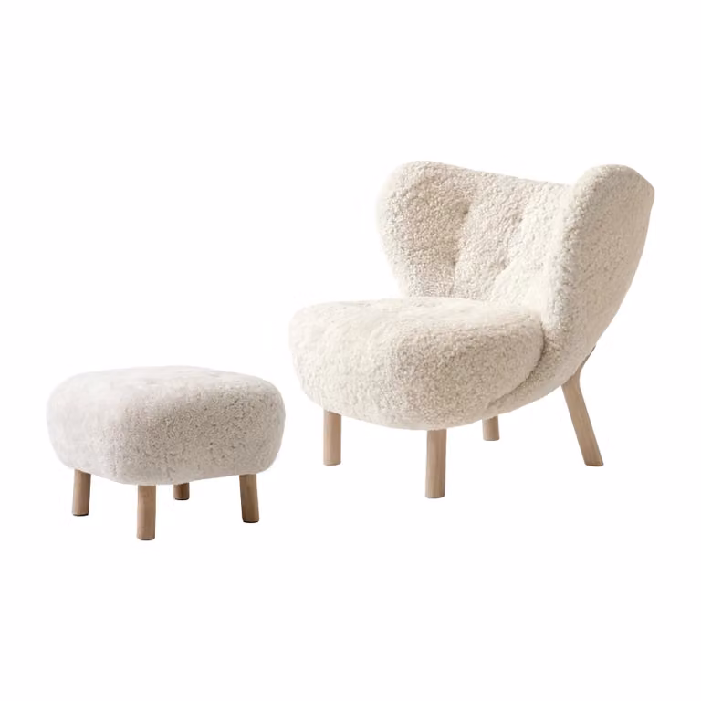 &Tradition Little Petra VB1 fauteuil met poef in wit boucle met wit geolied eikenhout Moonlight