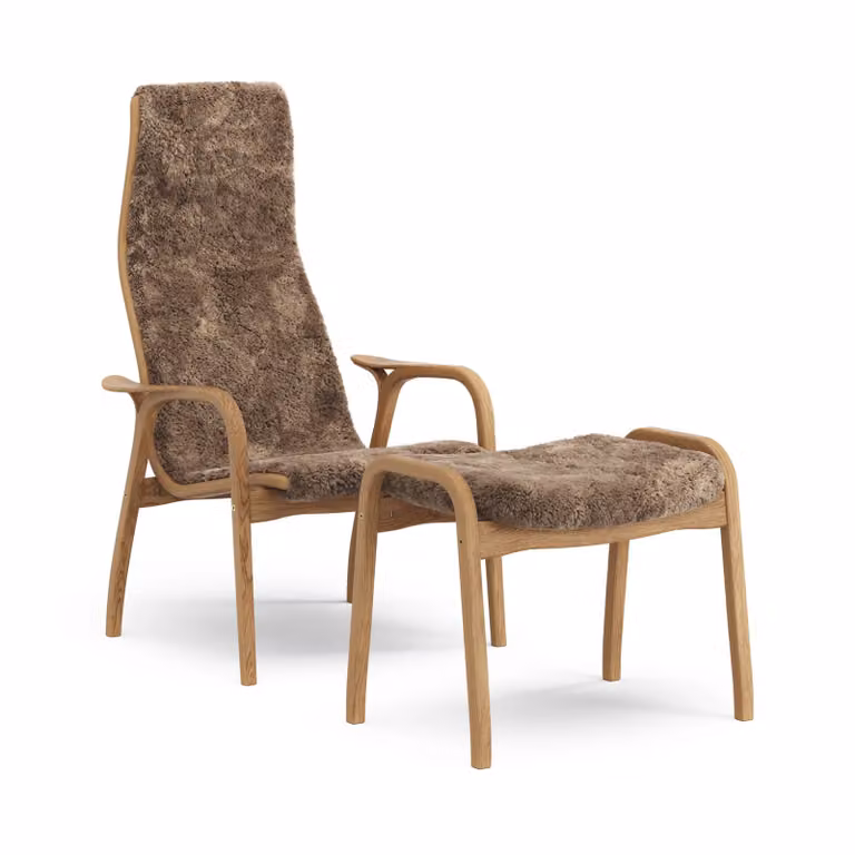 Swedese Lamino fauteuil met voetenbankje, geolied eiken en schapenvacht Sahara (nogabruin)
