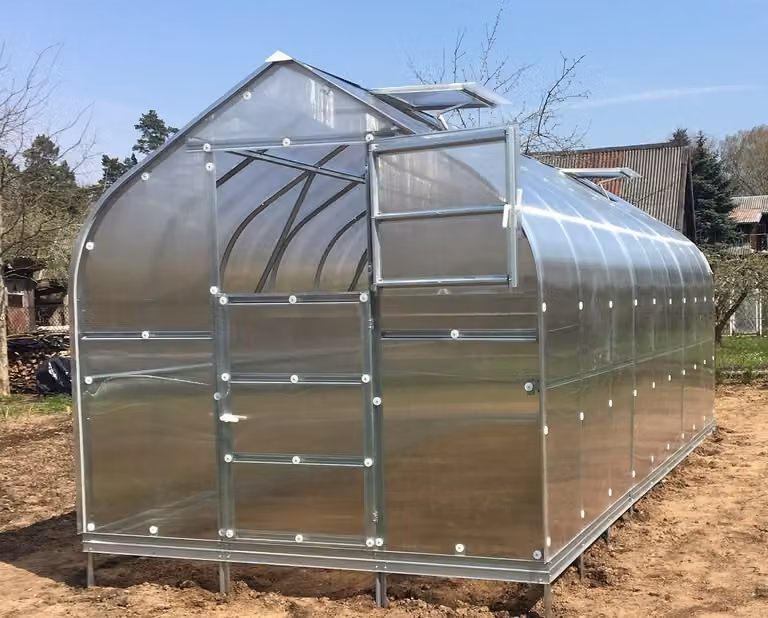 Baumera Kas KLASIKA STANDART 15 met fundering, 6 mm polycarbonaat en dakluiken met automatische openers, 2,5 x 6 m