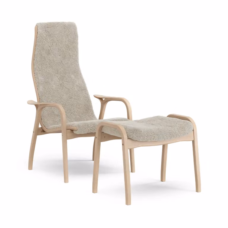 Swedese Lamino fauteuil met voetenbankje, gelakt beuken met schapenvacht, Moonlight beige