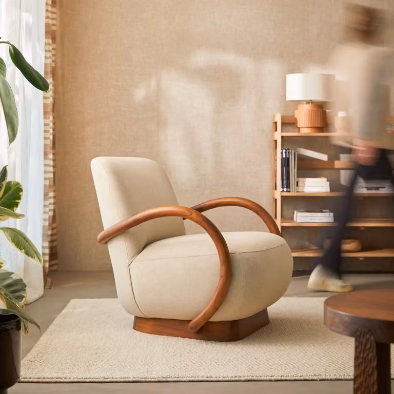 Tikamoon Draaifauteuil van massief hout met beige stof en armleuningen