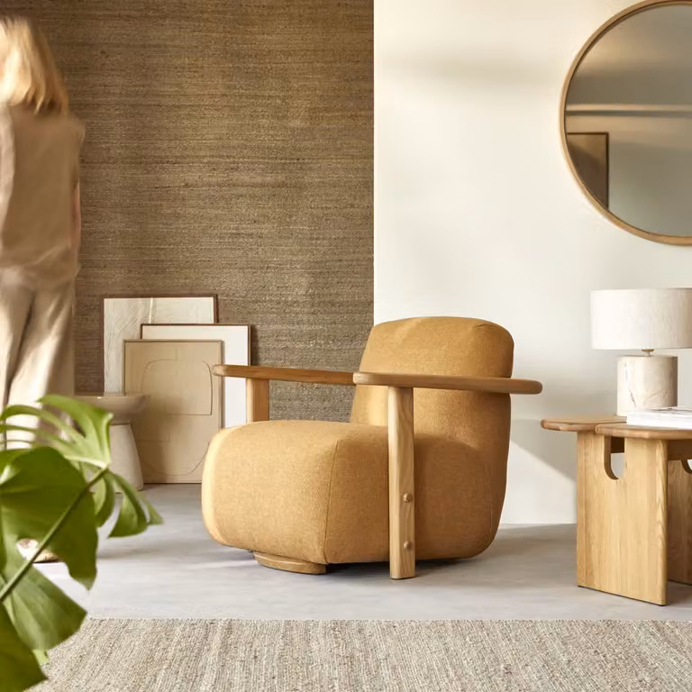 Tikamoon Fauteuil van massief eikenhout met stoffen bekleding in bruin