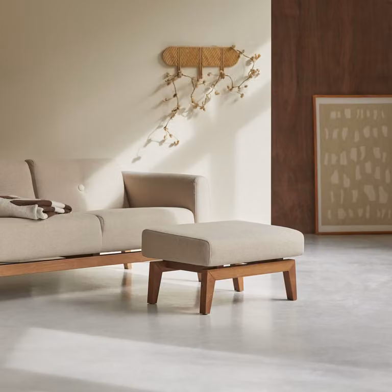 Tikamoon Bjorn Voetenbank van massief eikenhout en beige stof - B: 65 cm, D: 50 cm, H: 38 cm