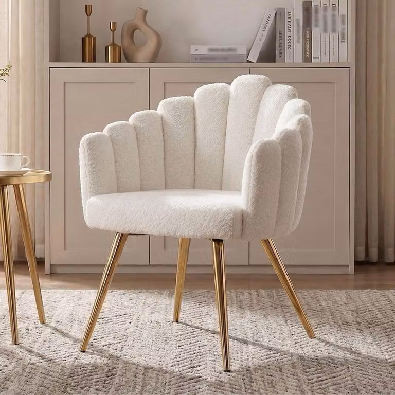 Modern fauteuil van kunstbont met vingervormige rugleuning in wit, Hoogte: 79 cm