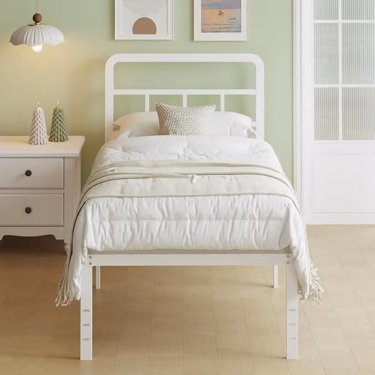 Wit metalen eenpersoons bedframe met gebogen hoofdeinde, 90 x 200 cm