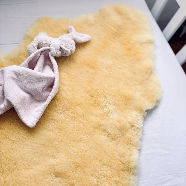 Skéépe Baby schapenvacht – Zachte Texelse lamsvacht voor wieg, kinderwagen en box