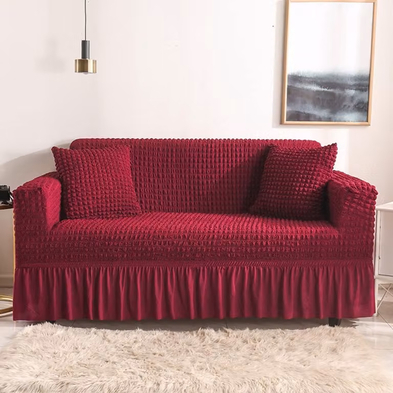 Wijnrode stretch bankhoes met rok voor jouw sofa