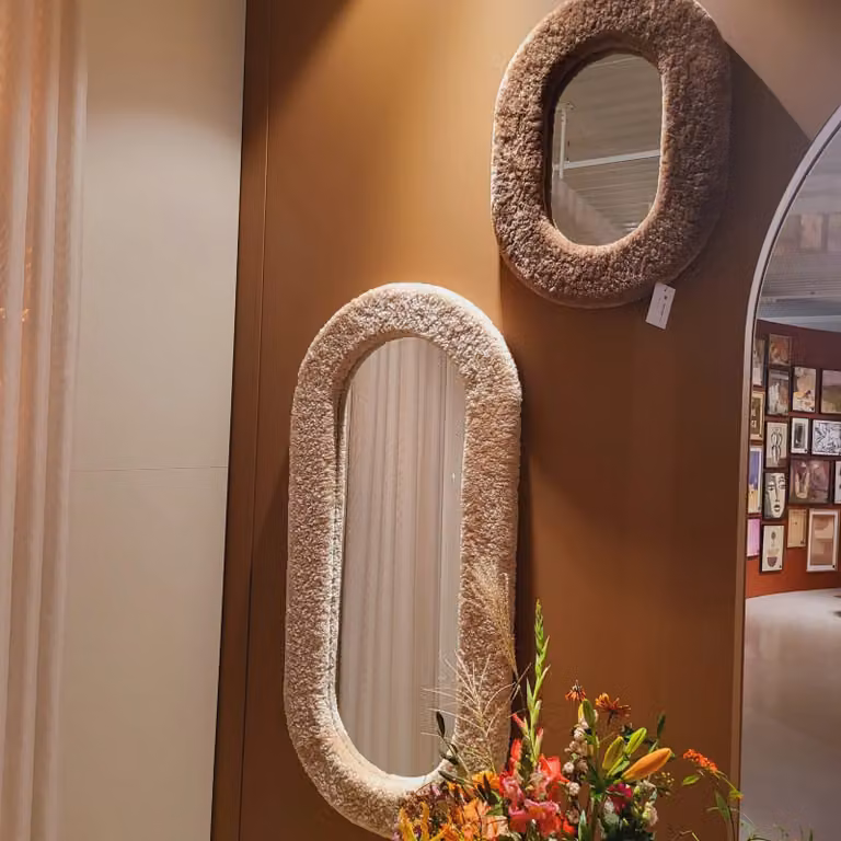 By Boo Spiegel Kiss groot beige oval modern wandmontage