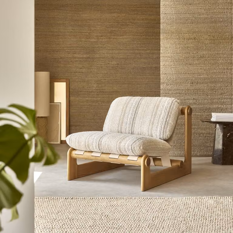 Tikamoon XL fauteuil van massief eikenhout en beige stof met armleuningen