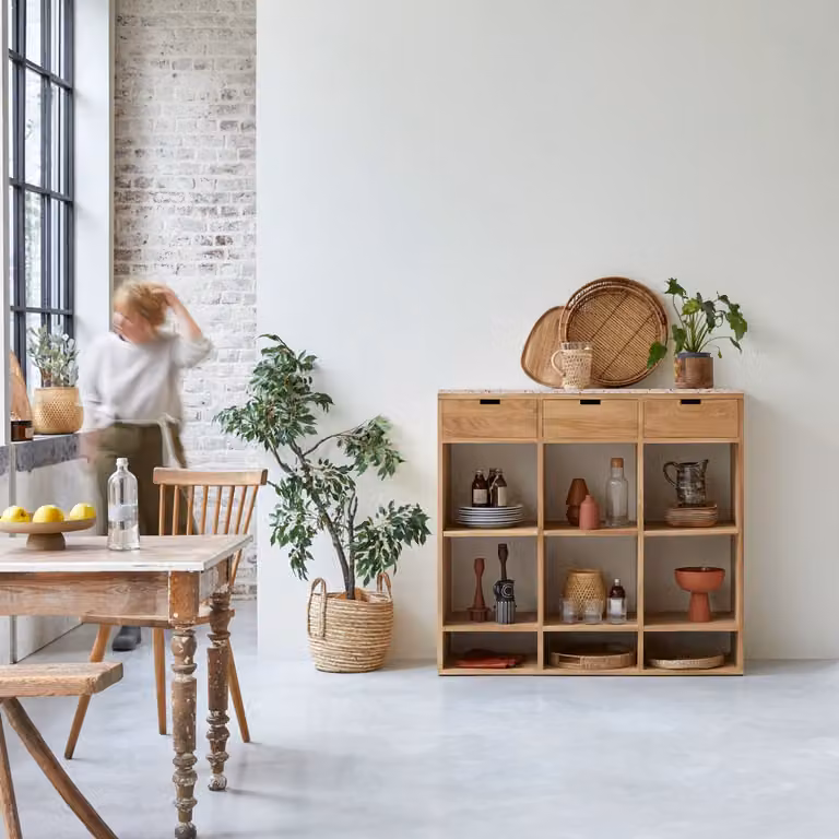 Tikamoon Lage boekenkast van teakhout en roze terrazzo - Bruin/Roze - B: 120 cm, D: 40 cm, H: 88 cm