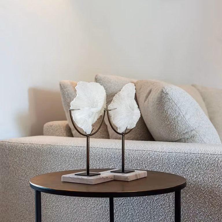Richmond Interiors Abstract Faux Koraal Jada Decoratie op Standaard - Wit en Brons