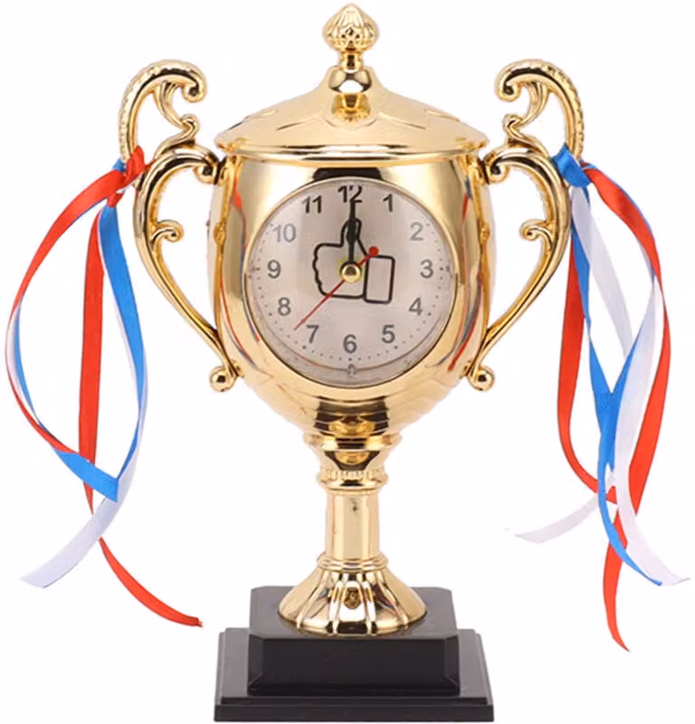 Vintage bureauwekker met trofee-ontwerp in goudkleur