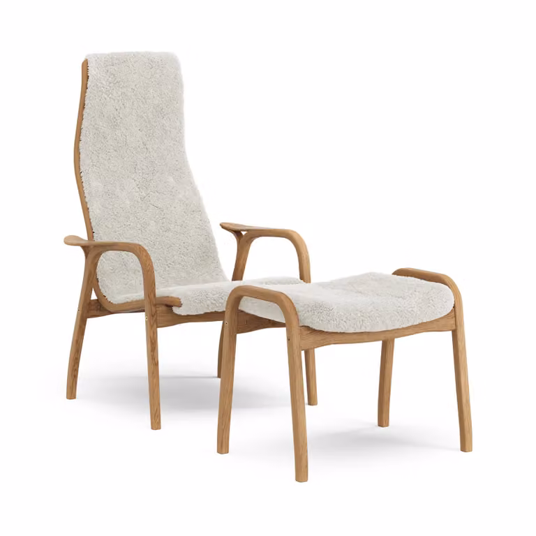 Swedese Lamino fauteuil met voetenbankje, geolied eiken en schapenvacht Offwhite (wit)