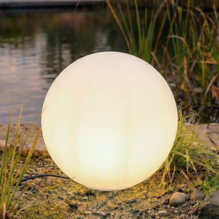 Lindby Valyra moderne lichtbol met grondpen, wit, Ø 50 cm, IP54