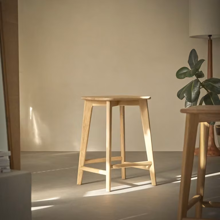 Tikamoon Abel Barkruk van massief eikenhout - Beige - H: 65 cm, B: 41 cm, D: 42 cm