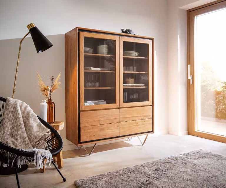 DELIFE Stonegrace Vitrinekast met glazen deuren en 4 laden, Acacia natuur en steenfineer, B: 115 cm, H: 150 cm, D: 40 cm