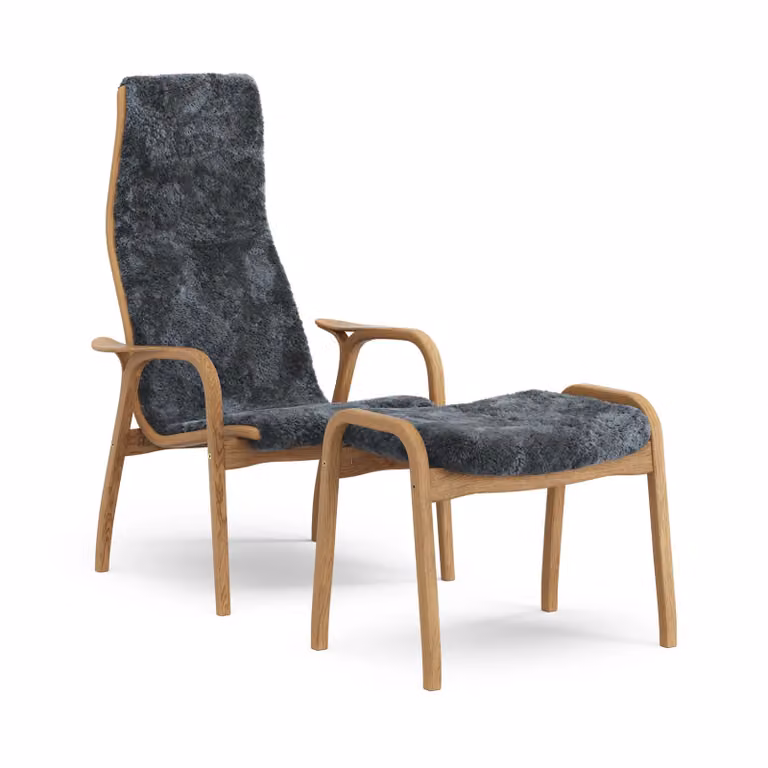 Swedese Lamino fauteuil met voetenbankje, geolied eiken en schapenvacht Charcoal (donkergrijs)