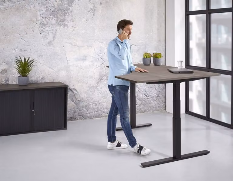 Elektrisch zit-sta hoekwingbureau Teez Logan eiken met wit frame (RAL9010), wingzijde links, Breedte: 160 cm, Diepte: 120 cm