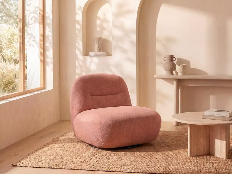 Draaifauteuil POZETI in terracottakleurige getextureerde stof met armleuningen