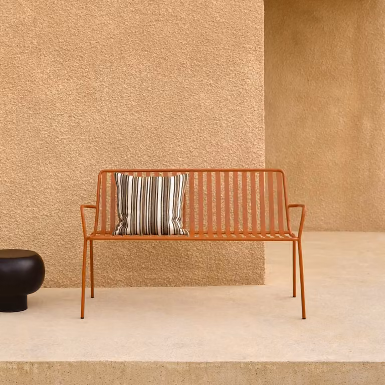 Tikamoon Moderne Oranje Tuinbank van Gepoedercoat Staal met Armleuningen B: 132 cm, D: 56,5 cm, H: 80 cm