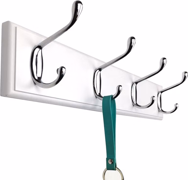 Moderne wandkapstok met 4 zilveren haken en houten paneel voor in de gang of entree