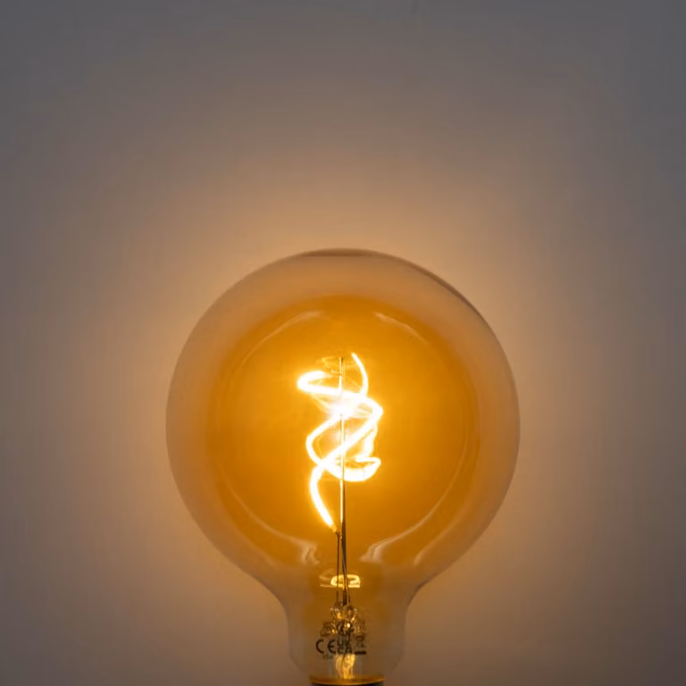 LUEDD Set van 5 E27 dimbare LED filament lampen, G125 Globe, Spiraal, Goud/Messing, Warm Wit, 4W