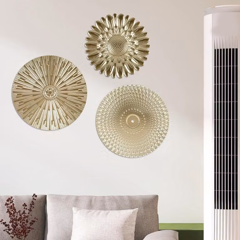 Set van 3 abstracte metalen wanddecoraties in goud voor een moderne woonkamer