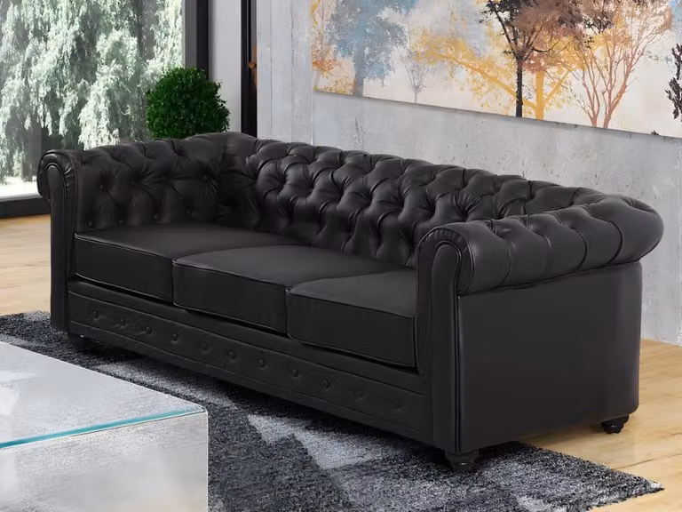 Vente-unique Chesterfield driezitsbank in zwart kunstleer met houten poten