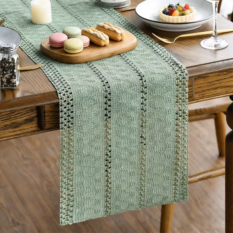Dripio Tafelrunner van katoen en linnen, saliegroen, met macramé details, B: 30 cm, L: 140 cm