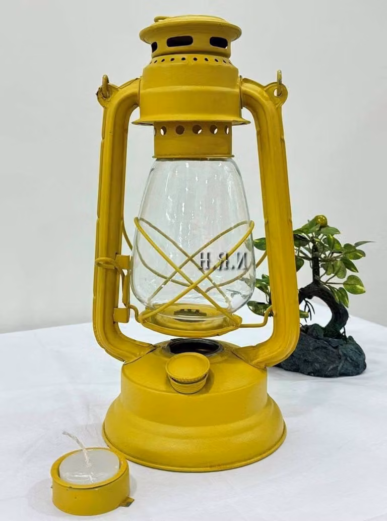Gouden Kaars Lantaarn - Decoratieve Kandelaar voor Sfeerverlichting - Rustiek Metalen Ontwerp - B/D/H: 14,7 x 14,7 x 29,4 cm